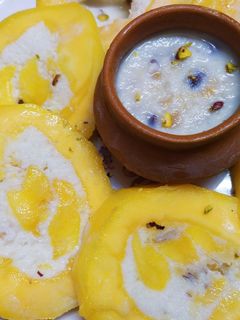मैंगो स्टफ कुल्फी (mango stuff kulfi recipe in hindi) रेसिपी मुख्य फोटो