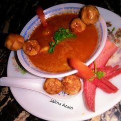 A picture of Tomato soup with chicken balls🍵.