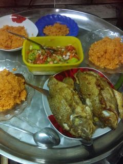 صورة لوصفة سمك بلطي وارز بالصلصه و سلطه