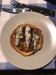 Una foto de Mini pizza de sardinas!!!!