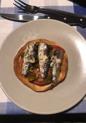 Una foto de Mini pizza de sardinas!!!!