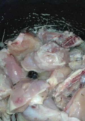 A picture of Chicken Broth / Stock or Yakhni.