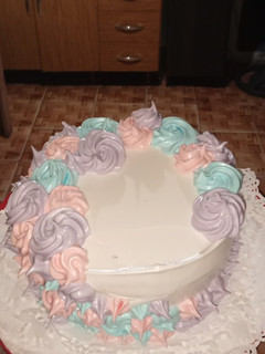 Una foto de De Bizcochuelo a torta (sencillo) y con decorado paso a paso
