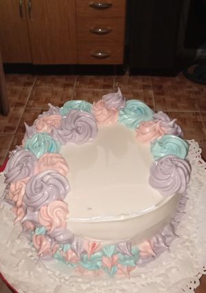 Una foto de De Bizcochuelo a torta (sencillo) y con decorado paso a paso