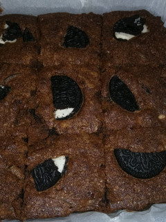 Una foto de Brownie de chocolate con oreo