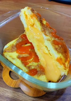 Hình của món One Pan Egg Toast / sandwich trứng phô mai.