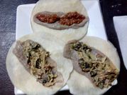 Una foto de guisado con tortilla de harina