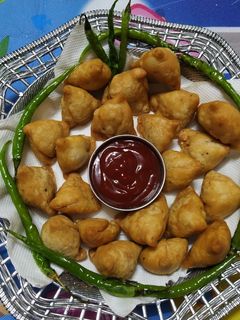 "फरसाण मिनी समोसा" (farshan mini samosa recipe in marathi) रेसिपी चे मुख्य फोटो