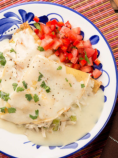 Una foto de Crepes de pollo en salsa de queso 😍