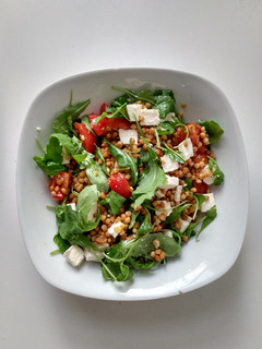 Una foto de Ensalada de lentejas 🥬🍅
