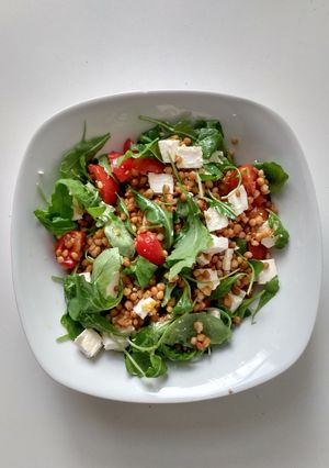 Una foto de Ensalada de lentejas 🥬🍅