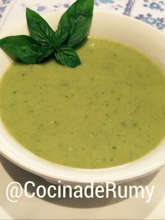 Una foto de Crema de calabacín con un toque de albahaca