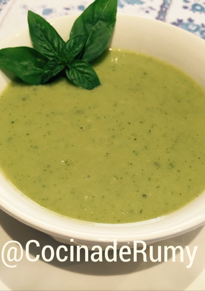 Una foto de Crema de calabacín con un toque de albahaca