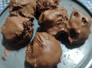 Una foto de brownies con cacao y sin huevo