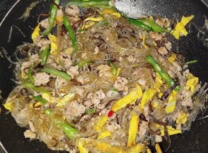 Hình của món Miến xào thập cẩm.