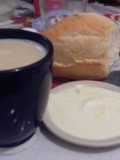 Café con leche mexicano y bolillo con nata de leche de vaca