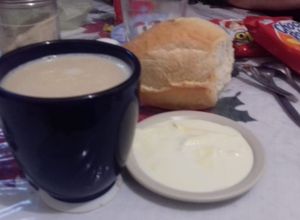 Una foto de Café con leche mexicano y bolillo con nata de leche de vaca