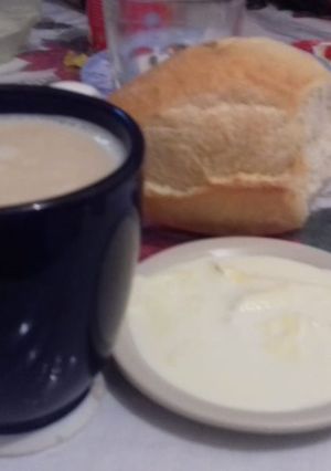 Una foto de Café con leche mexicano y bolillo con nata de leche de vaca