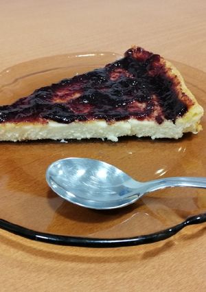 Una foto de Tarta de queso con mermelada de cereza (sin base)