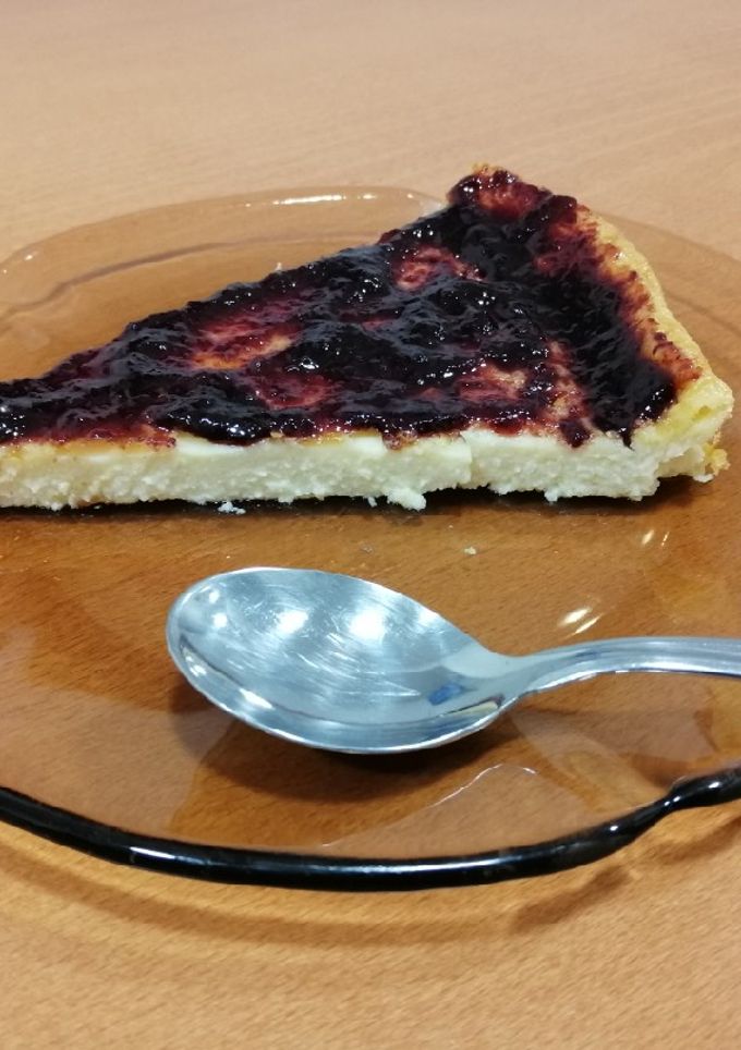 Una foto de Tarta de queso con mermelada de cereza (sin base)