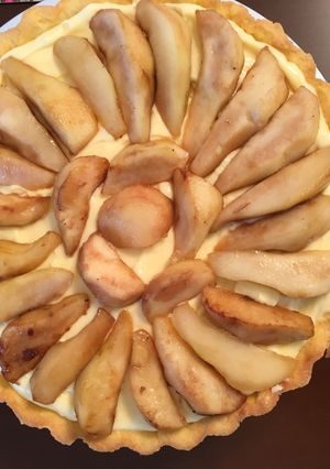 Una foto de Tarta de peras, crema pastelera y caramelo