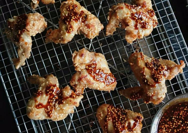 Bagaimana memasak Sayap Goreng Biji Wijen yang mudah
