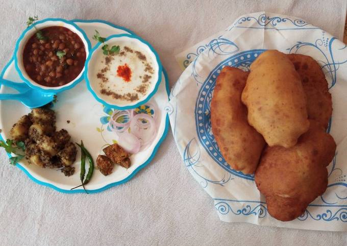 Recipe of Gordon Ramsay Banana flavoured bhatura with chatpate aloo and spicy chana