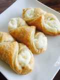 Quesitos (pastelitos de hojaldre con queso crema)