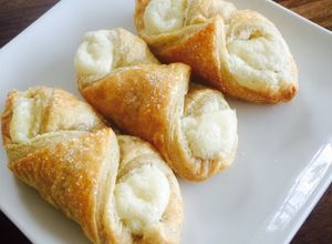 Una foto de Quesitos (pastelitos de hojaldre con queso crema)
