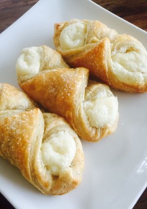 Una foto de Quesitos (pastelitos de hojaldre con queso crema)