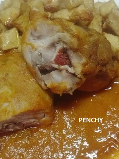 Una foto de Muslos de pollo rellenos de queso de cabra y sobrasada en salsa