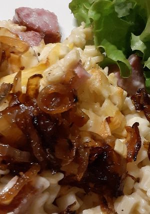 Une photo de Croziflette à la Morteau et oignons frits