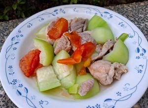 夏日清爽料理-梅花豬炒番茄絲瓜 的食譜成品照片