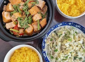 Hình của món Bữa tối đơn giản với đậu phụ và bắp cải xào ăn với cơm nghệ.