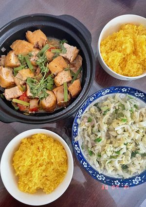 Hình của món Bữa tối đơn giản với đậu phụ và bắp cải xào ăn với cơm nghệ.