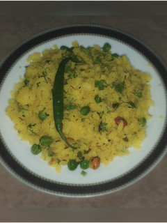कांदा पोहा (Kanda Poha recipe in Hindi) रेसिपी मुख्य फोटो