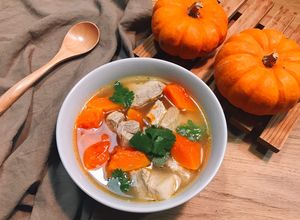 Hình của món Canh Bí Đỏ Hầm Sườn Non.