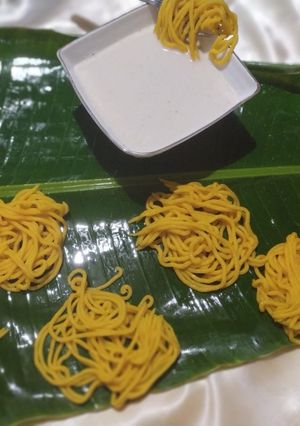नारळाच्या दुधातल्या शेवया (आंबा फ्लेवर्ड) (dudhatlya seviya recipe in marathi) रेसिपी चे मुख्य फोटो