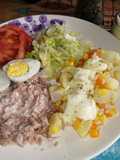 Atún con crema y ensalada con papitas mayo casera