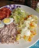 Atún con crema y ensalada con papitas mayo casera