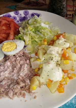 Una foto de Atún con crema y ensalada con papitas mayo casera