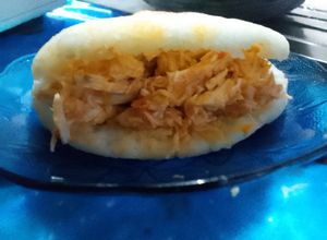 Una foto de Arepa Venezolana rellena de pollo desmechado