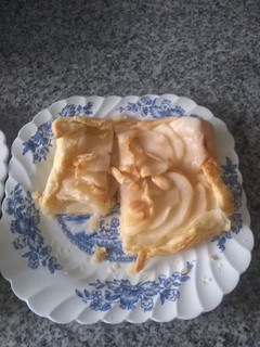 Una foto de Hojaldre rápido - hojaldrada de pera