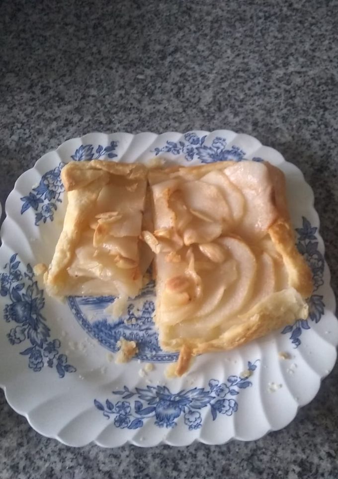 Una foto de Hojaldre rápido - hojaldrada de pera