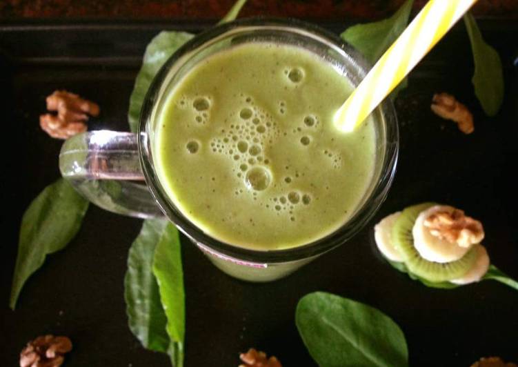 How to Prepare Homemade Spinach Kiwi Smoothy