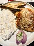 Peixe grelhado gratinado com arroz de coco