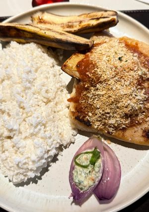 Foto de Peixe grelhado gratinado com arroz de coco