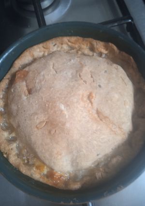 Una foto de Mini torta de masa integral con semillas, de queso, tomates y huevo duro