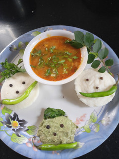 A picture of Idli Sambhar.