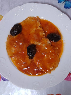 Una foto de Lomo con ciruelas
